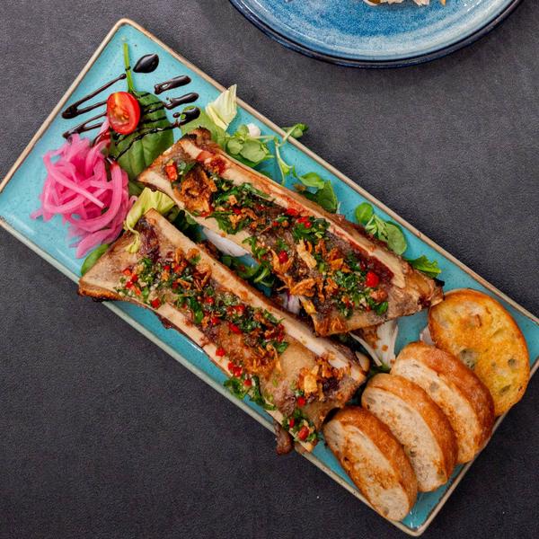 Măduvă de vită cu sos de pătrunjel și usturoi și pâine prăjită